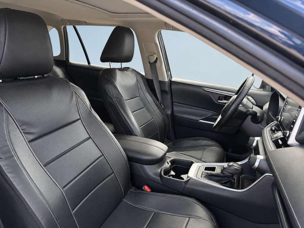 2019 Toyota RAV4 XLE AWD / 2.5L / LEATHER/ SUNROOF / HEATED SEATS / BACKUP CAMERA Photo