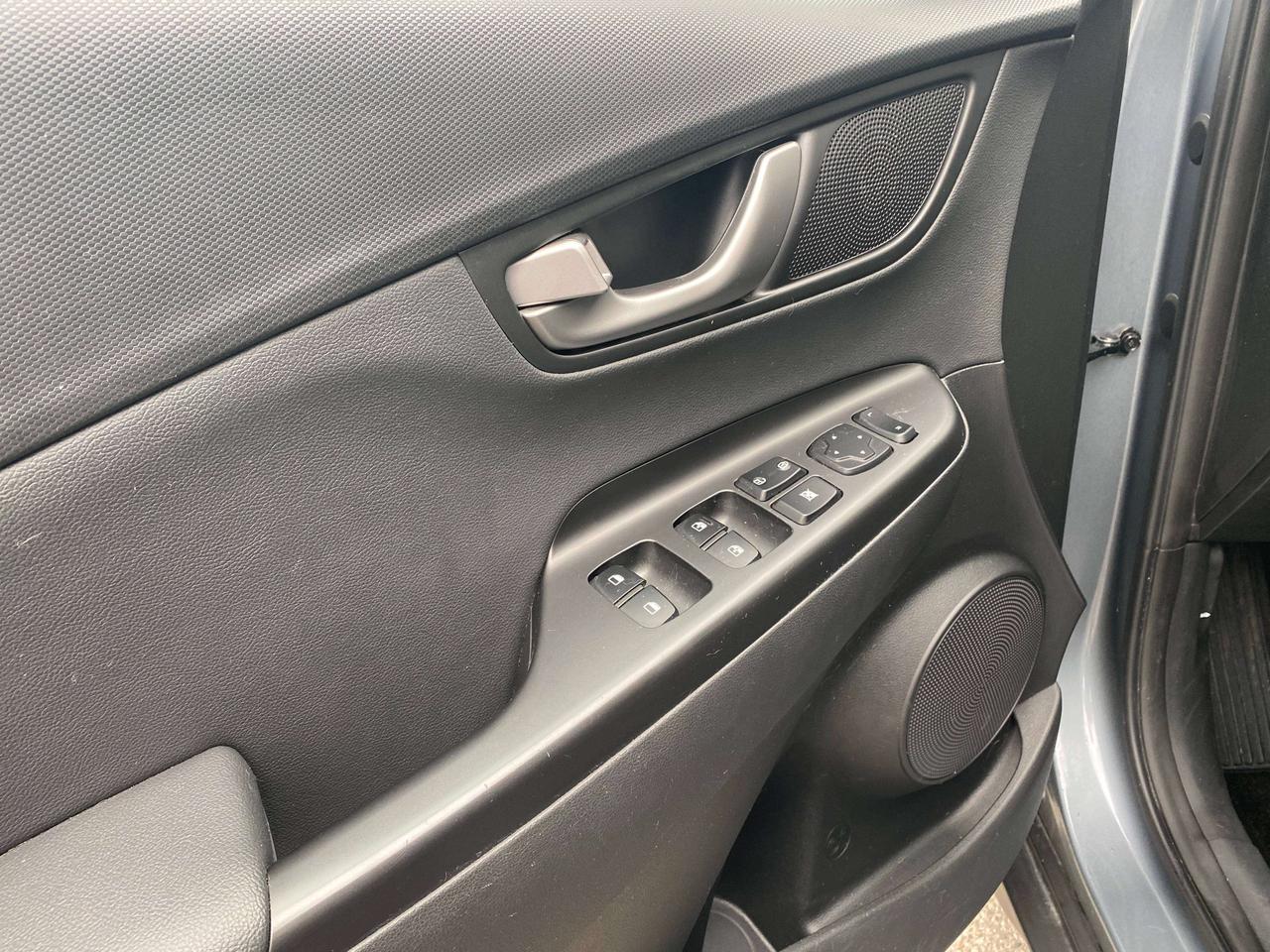 2020 Hyundai KONA LUXURY, SUNROOF, HEATED LEATHER, CLEAN CARFAX! Photo