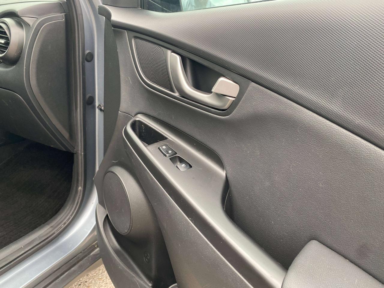 2020 Hyundai KONA LUXURY, SUNROOF, HEATED LEATHER, CLEAN CARFAX! Photo