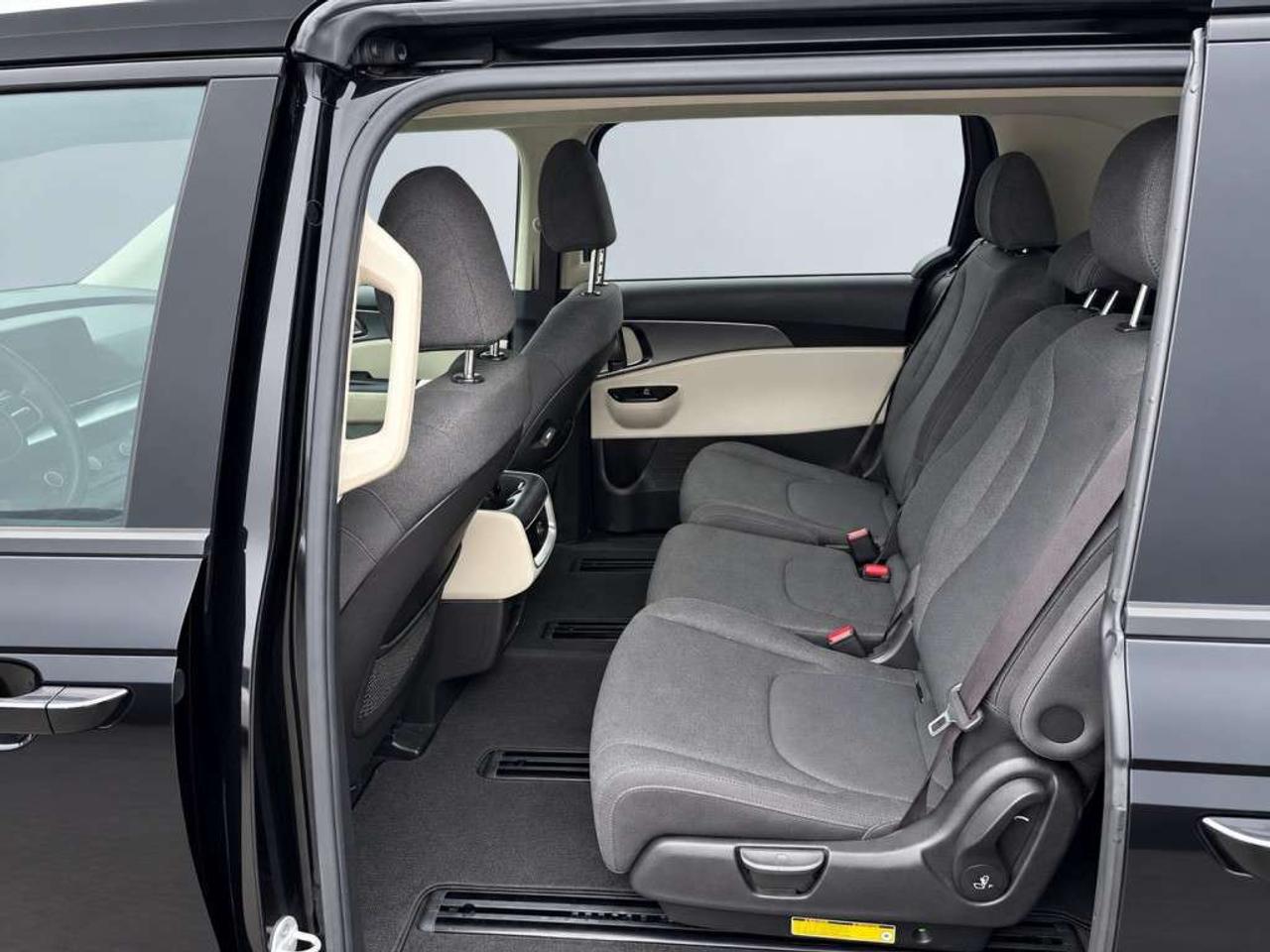 2022 Kia Carnival LX / 8-Passenger / Power Sliding Doors / Blind Spot / Lane Keep / Backup Camera Photo