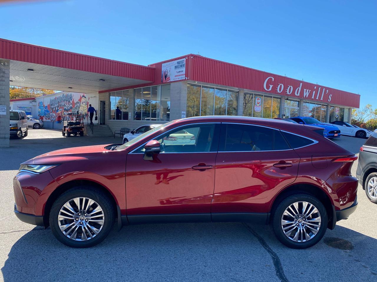 2022 Toyota Venza XLE, HYBRID, BACK UP CAM, HEATED LEATHER! Photo