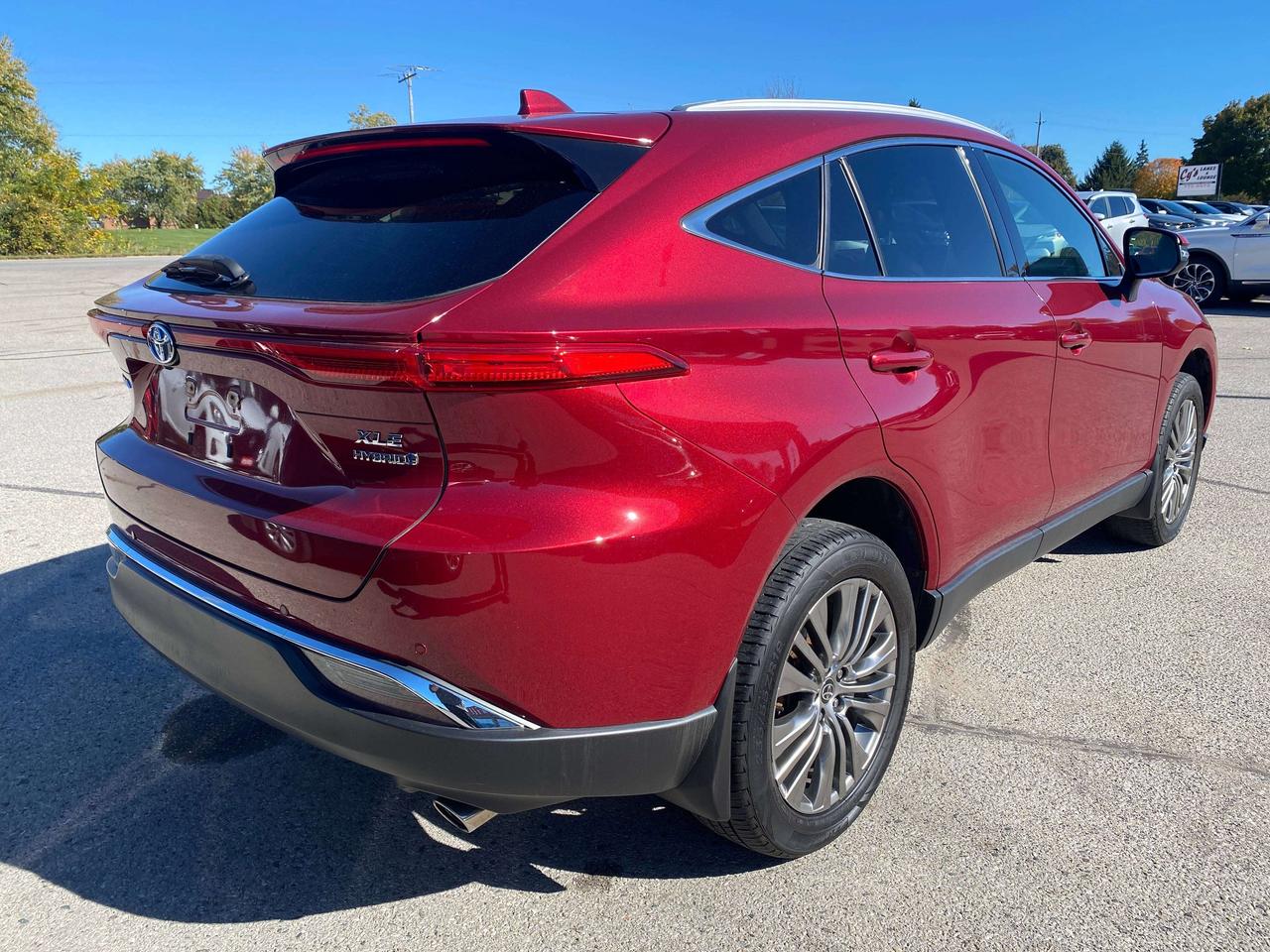 2022 Toyota Venza XLE, HYBRID, BACK UP CAM, HEATED LEATHER! Photo
