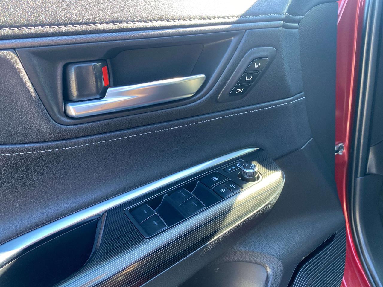 2022 Toyota Venza XLE, HYBRID, BACK UP CAM, HEATED LEATHER! Photo