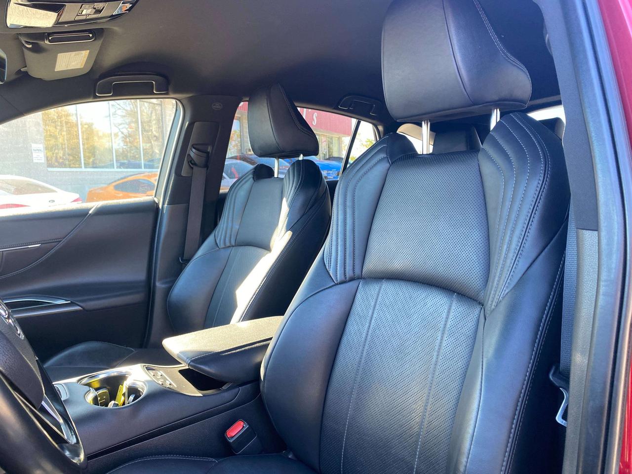 2022 Toyota Venza XLE, HYBRID, BACK UP CAM, HEATED LEATHER! Photo