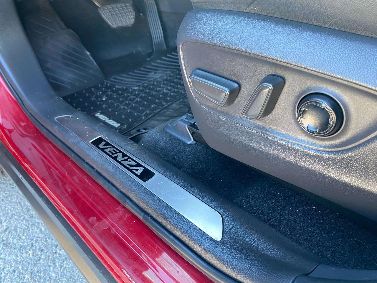 2022 Toyota Venza XLE, HYBRID, BACK UP CAM, HEATED LEATHER! Photo