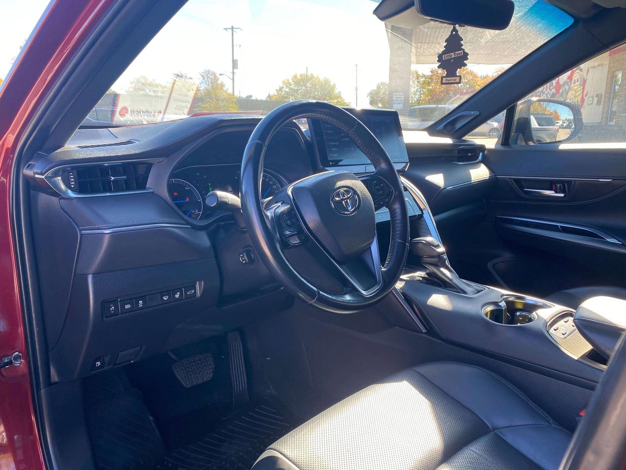 2022 Toyota Venza XLE, HYBRID, BACK UP CAM, HEATED LEATHER! Photo