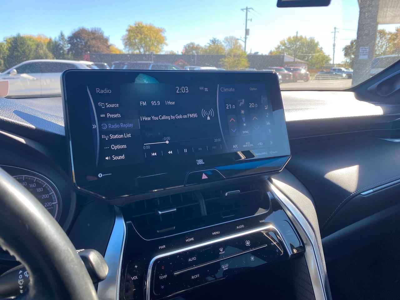 2022 Toyota Venza XLE, HYBRID, BACK UP CAM, HEATED LEATHER! Photo
