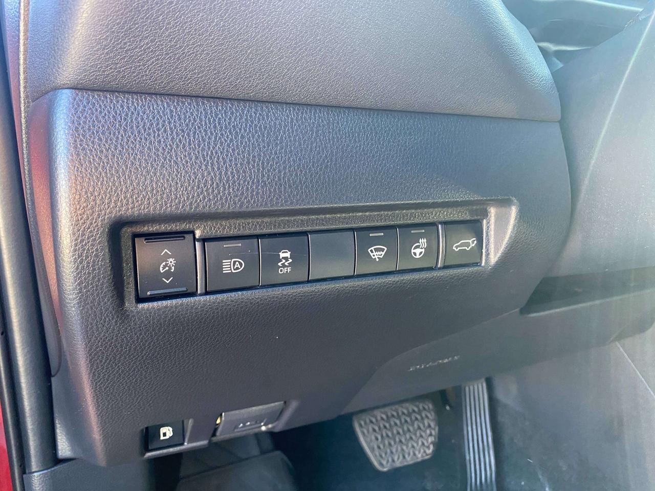 2022 Toyota Venza XLE, HYBRID, BACK UP CAM, HEATED LEATHER! Photo