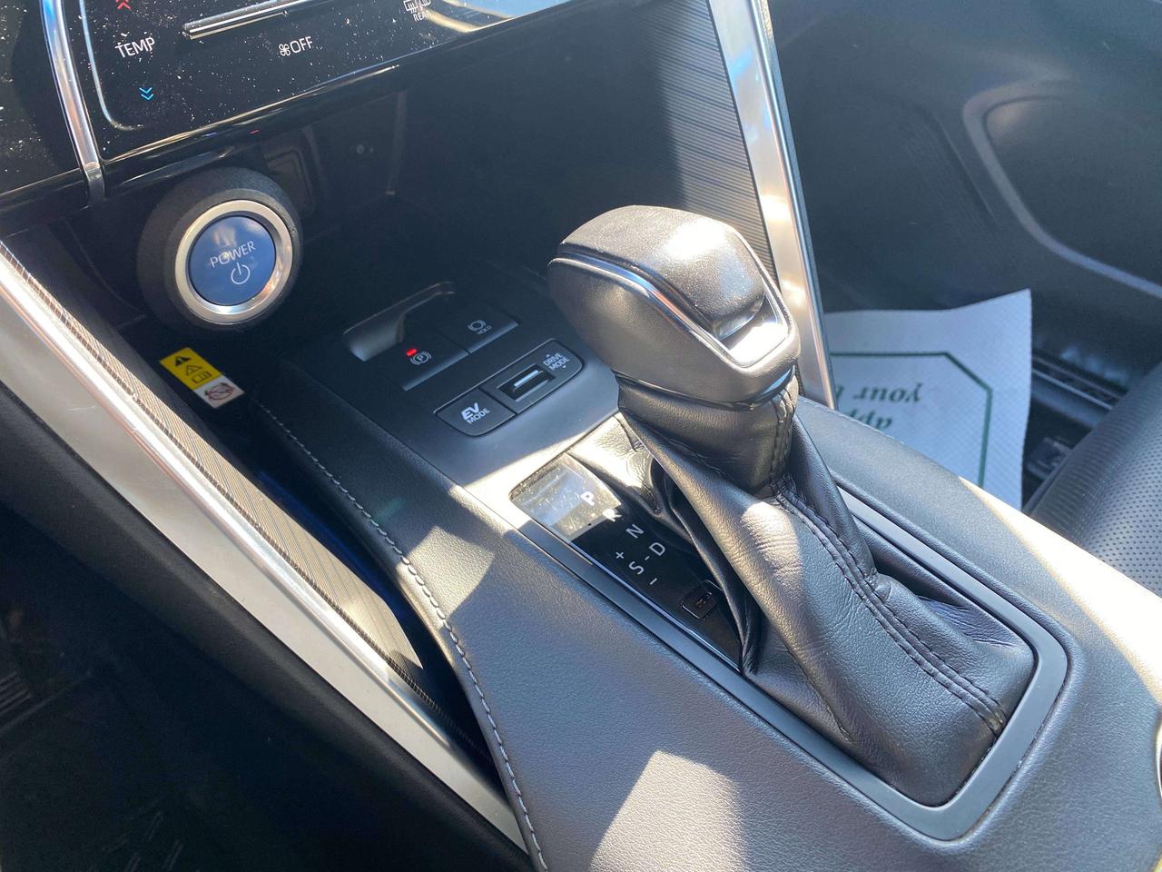 2022 Toyota Venza XLE, HYBRID, BACK UP CAM, HEATED LEATHER! Photo