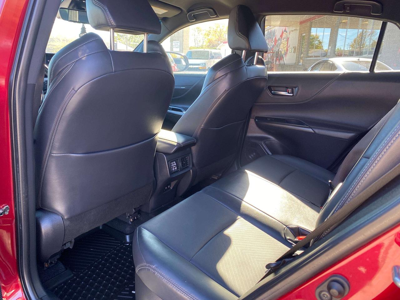 2022 Toyota Venza XLE, HYBRID, BACK UP CAM, HEATED LEATHER! Photo