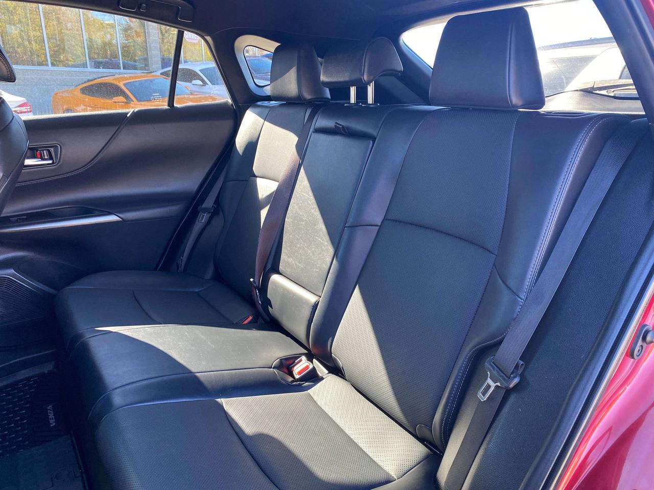 2022 Toyota Venza XLE, HYBRID, BACK UP CAM, HEATED LEATHER! Photo