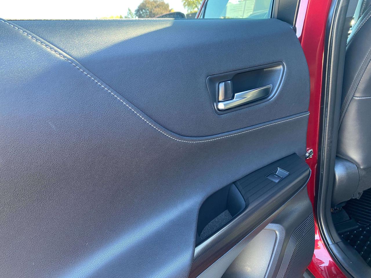 2022 Toyota Venza XLE, HYBRID, BACK UP CAM, HEATED LEATHER! Photo
