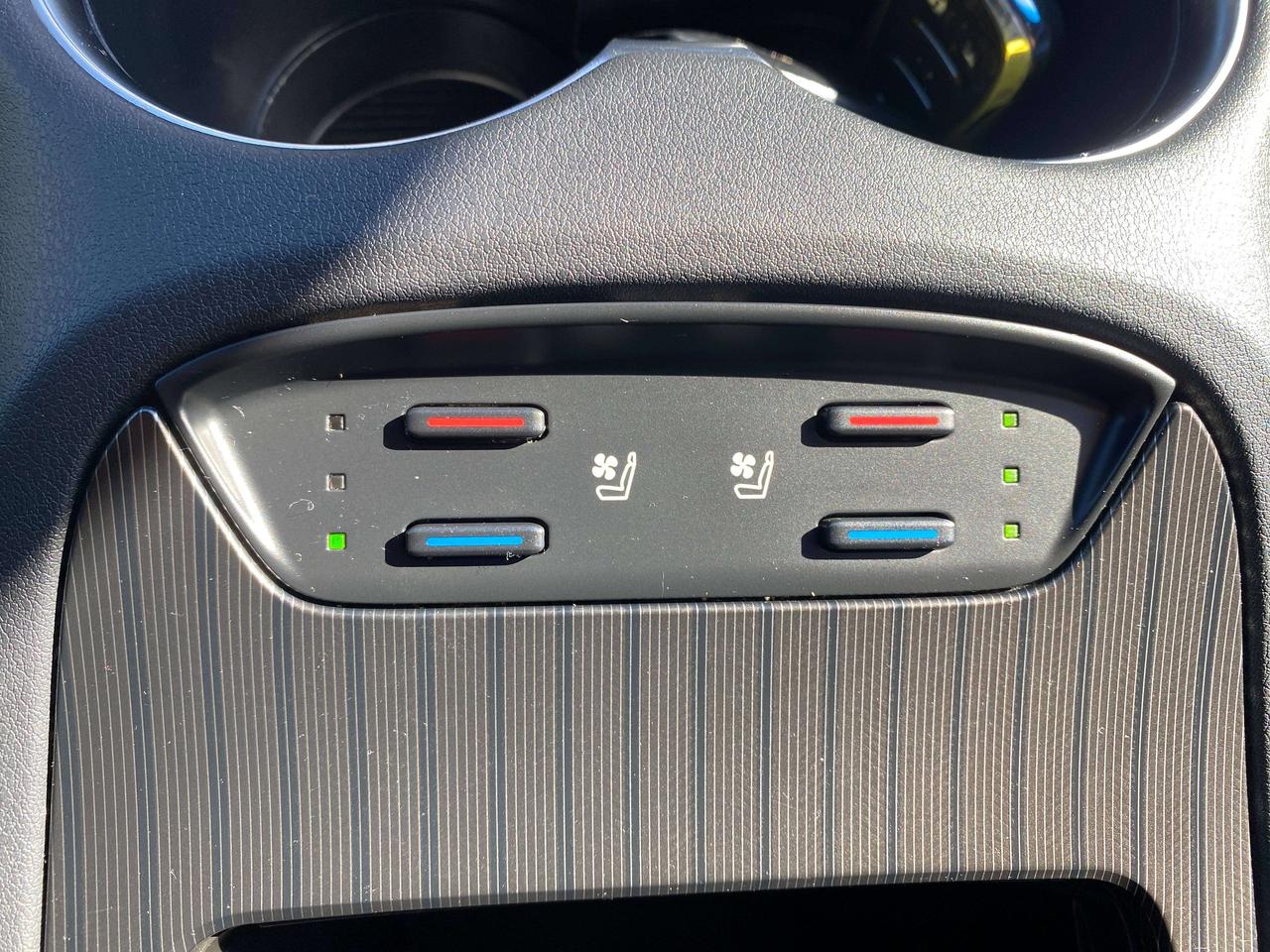 2022 Toyota Venza XLE, HYBRID, BACK UP CAM, HEATED LEATHER! Photo