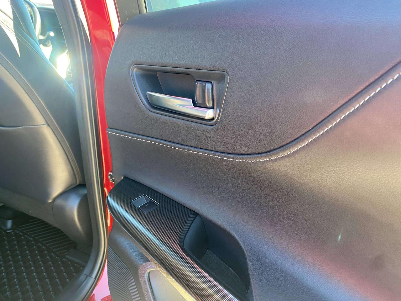 2022 Toyota Venza XLE, HYBRID, BACK UP CAM, HEATED LEATHER! Photo