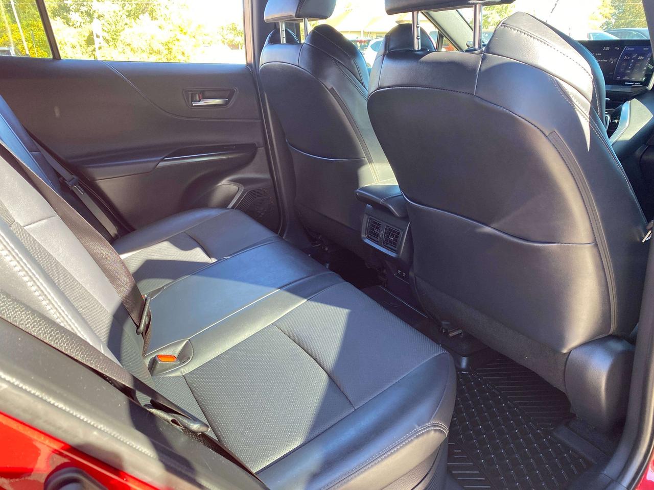 2022 Toyota Venza XLE, HYBRID, BACK UP CAM, HEATED LEATHER! Photo