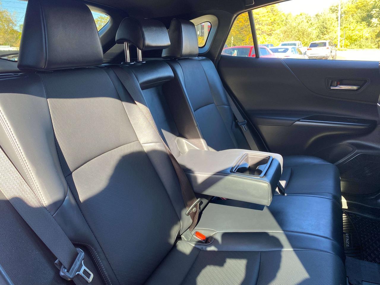 2022 Toyota Venza XLE, HYBRID, BACK UP CAM, HEATED LEATHER! Photo