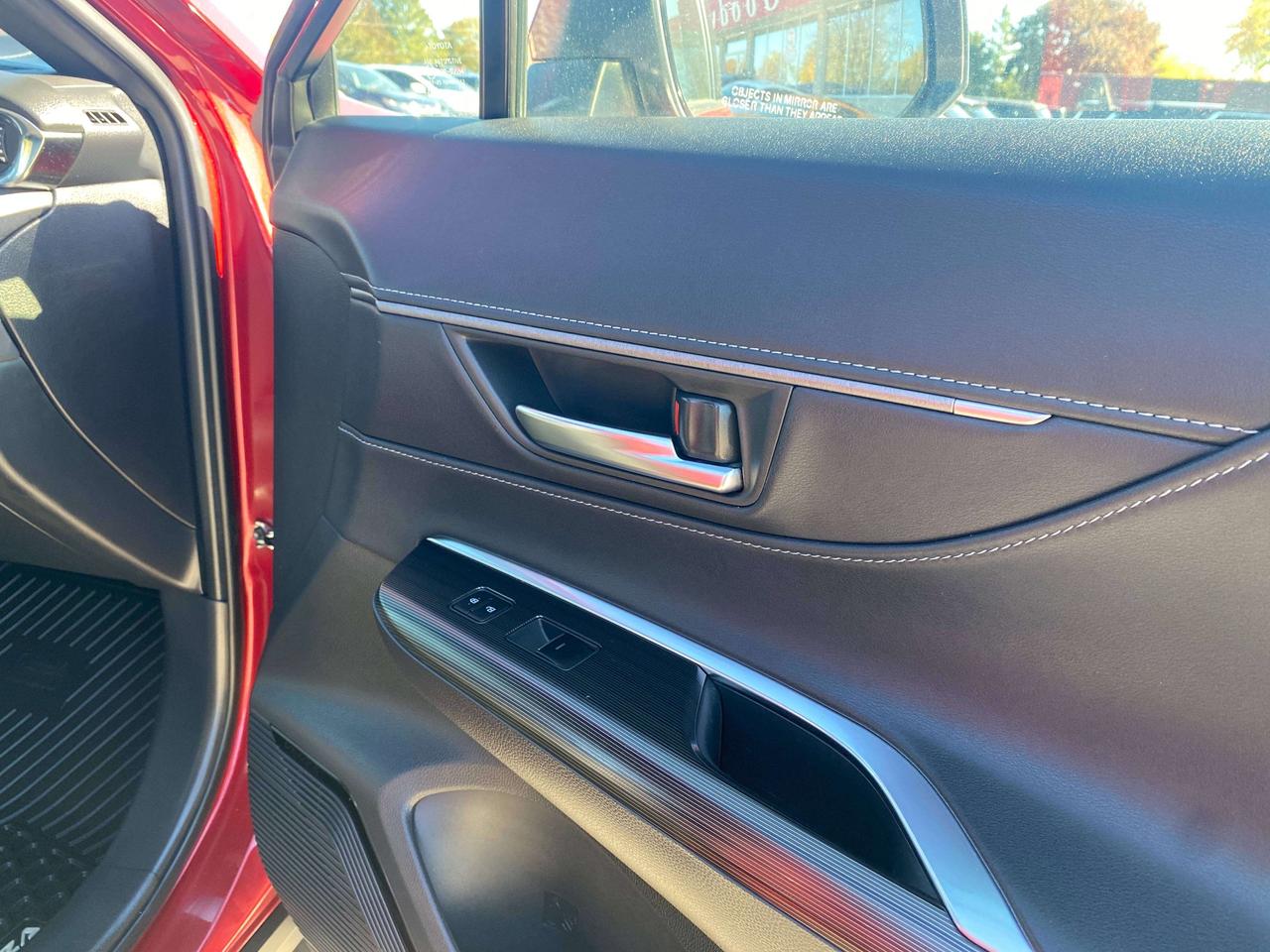 2022 Toyota Venza XLE, HYBRID, BACK UP CAM, HEATED LEATHER! Photo