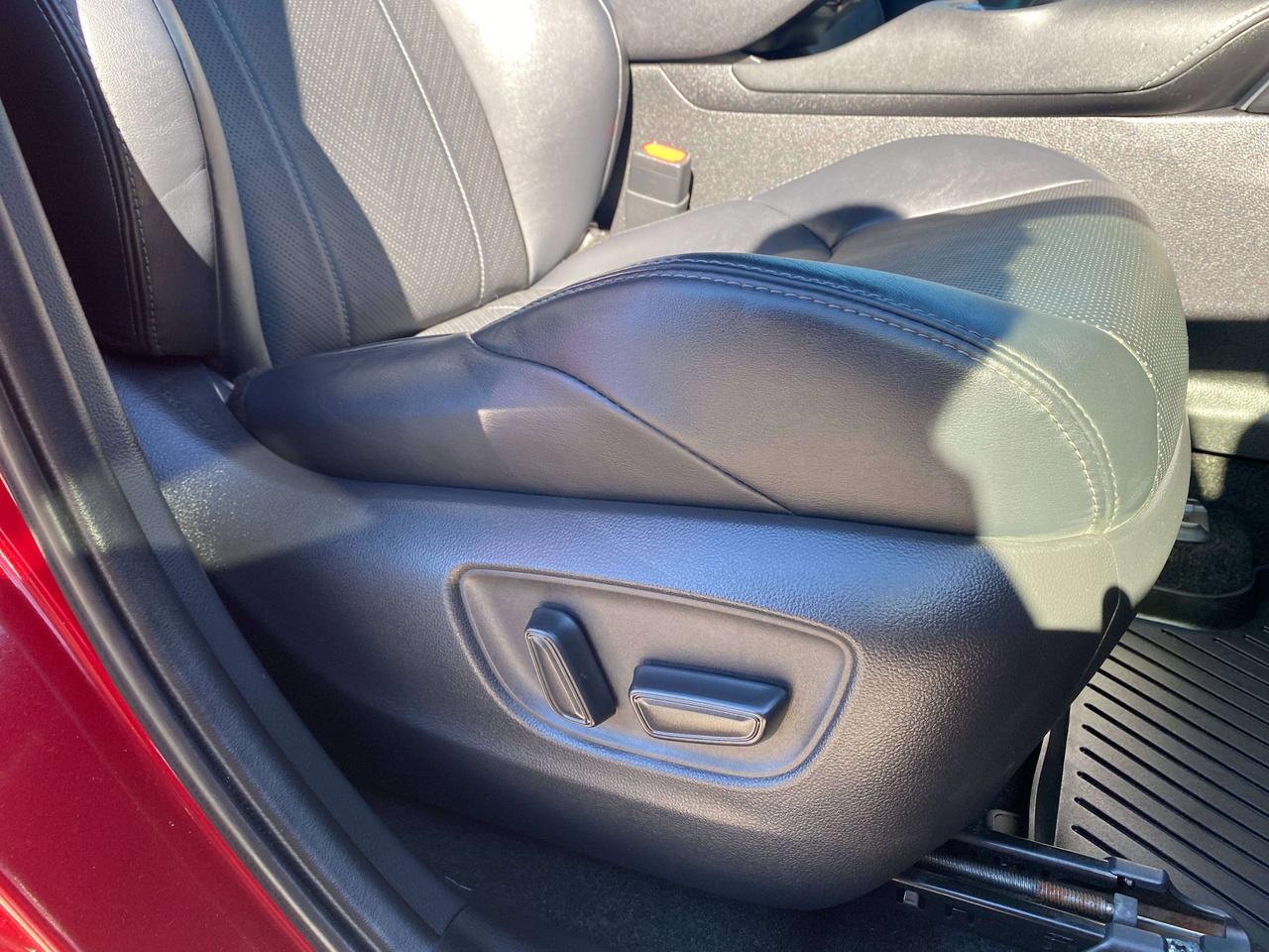 2022 Toyota Venza XLE, HYBRID, BACK UP CAM, HEATED LEATHER! Photo