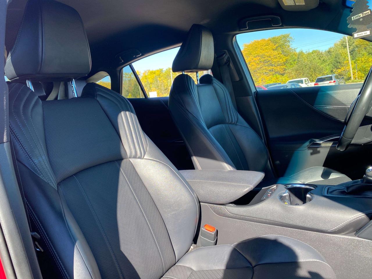 2022 Toyota Venza XLE, HYBRID, BACK UP CAM, HEATED LEATHER! Photo