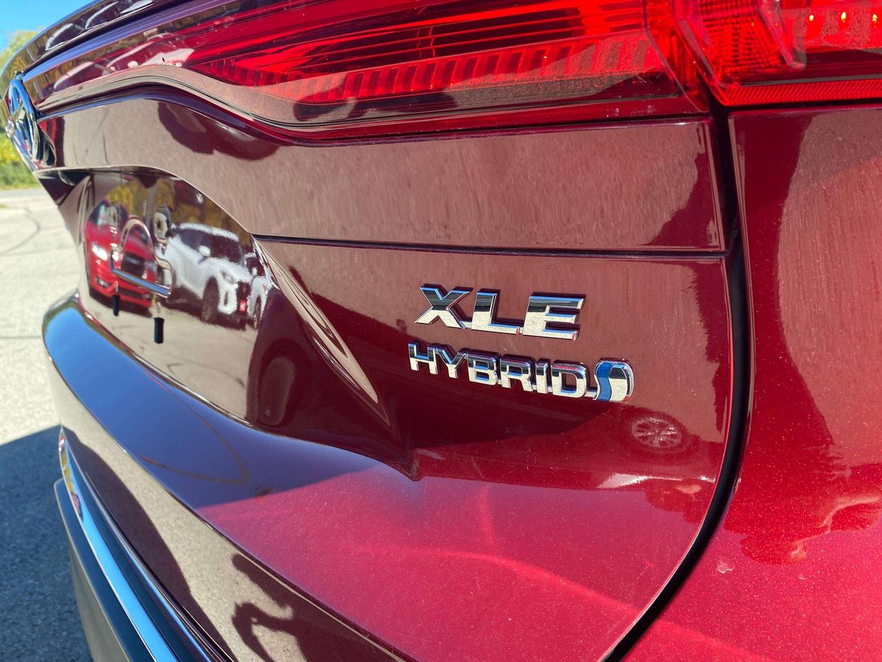 2022 Toyota Venza XLE, HYBRID, BACK UP CAM, HEATED LEATHER! Photo