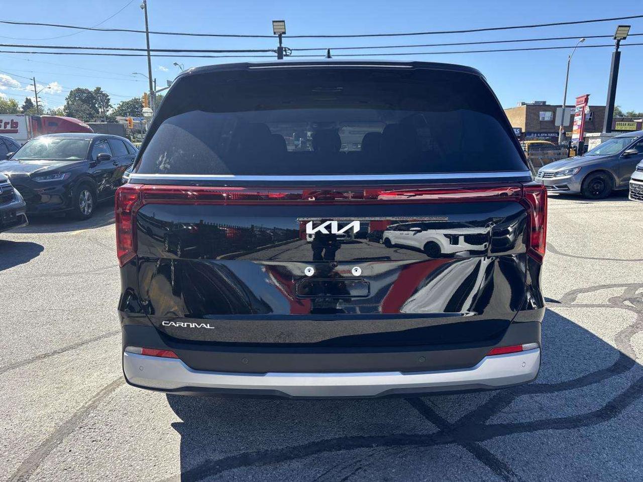 2027 Kia Carnival LX Photo