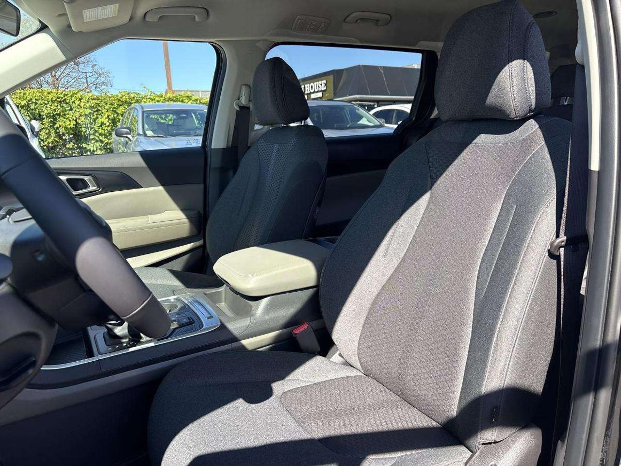 2027 Kia Carnival LX Photo