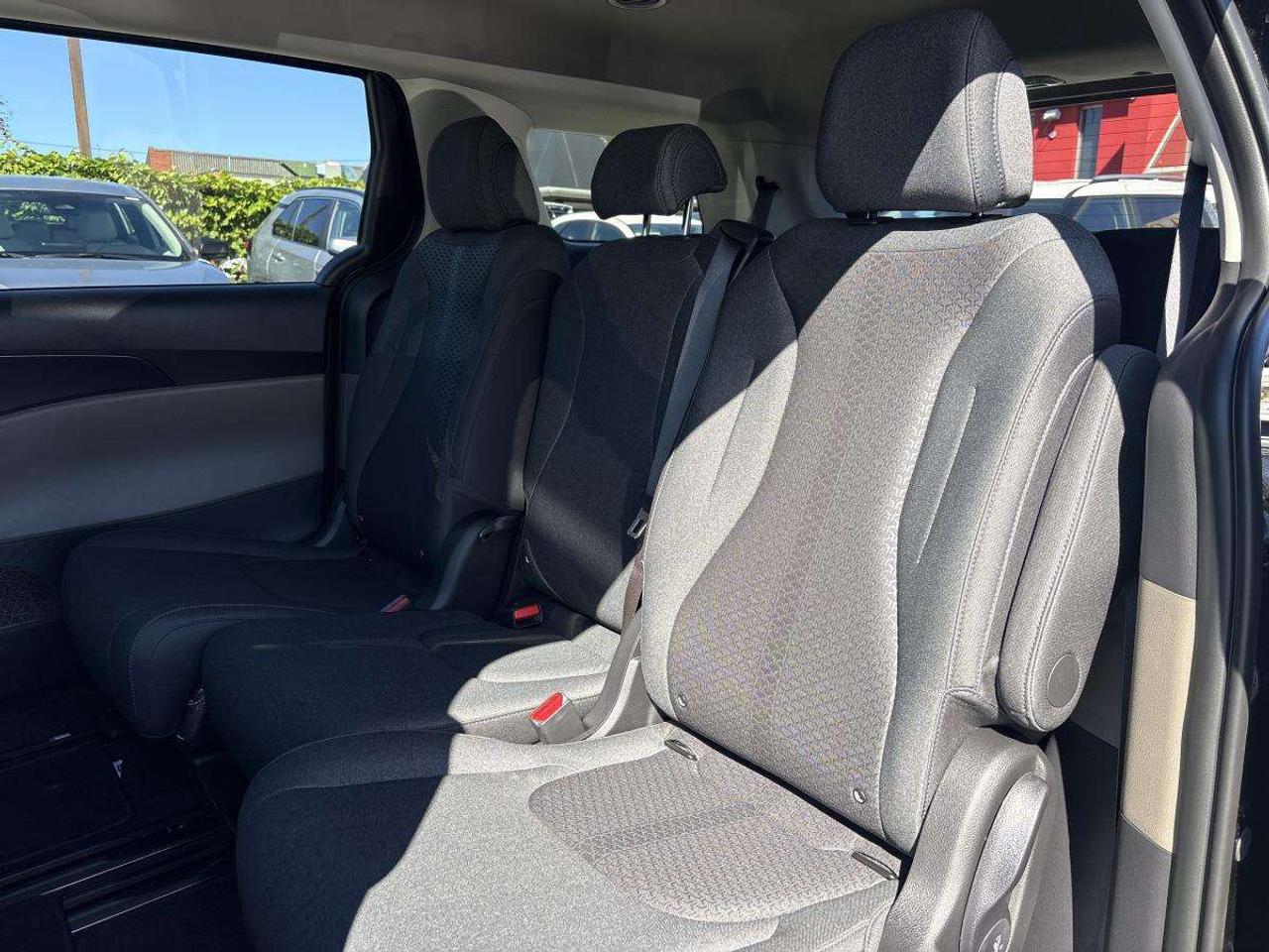 2027 Kia Carnival LX Photo