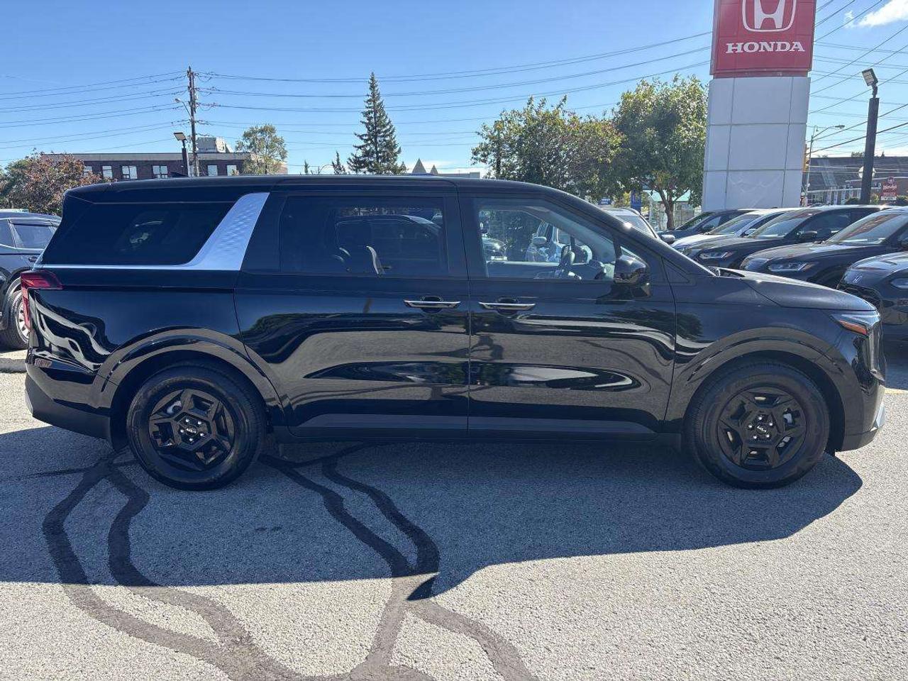 2027 Kia Carnival LX Photo