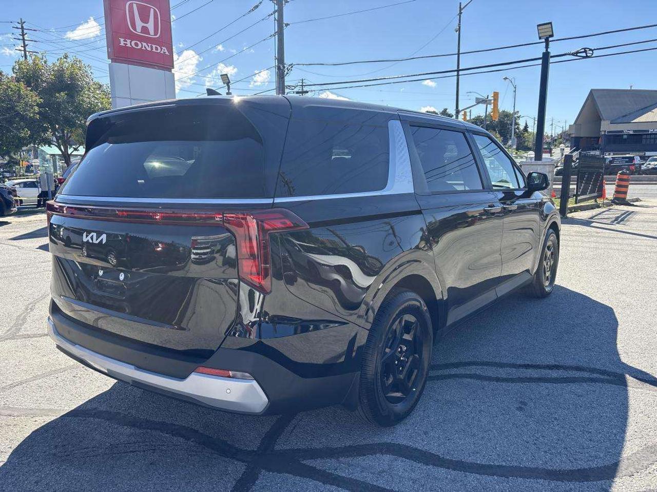 2027 Kia Carnival LX Photo