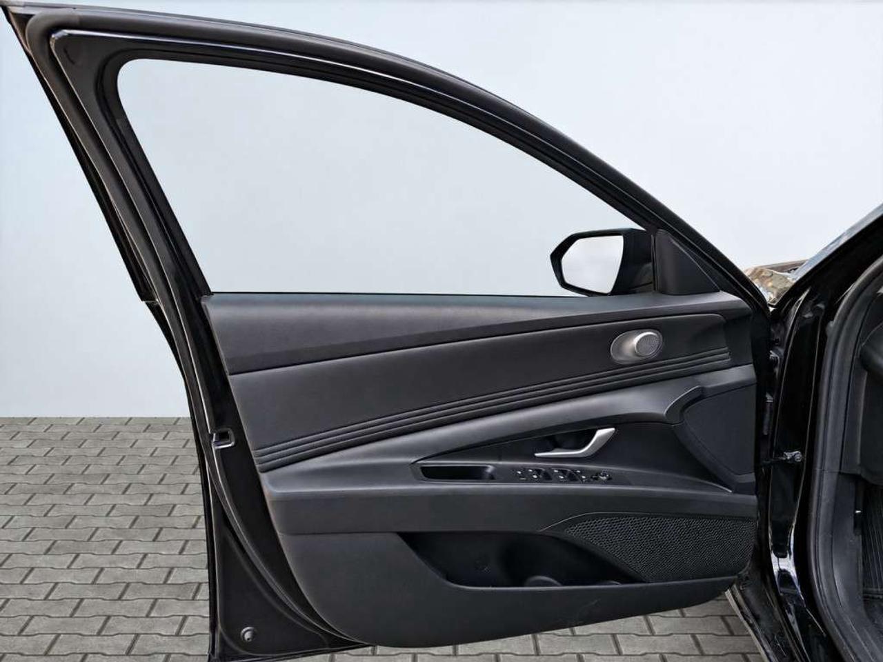2023 Hyundai Elantra LUXURY HYBRID / NAVI / LEATHER / SUNROOF / VENTILATED SEATS / HEATED WHEEL / ADAPTIVE CRUISE Photo