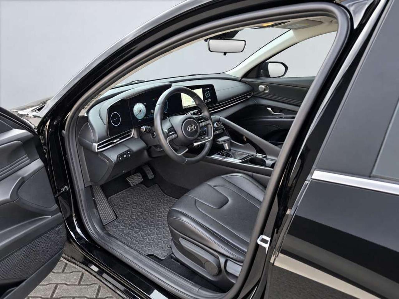 2023 Hyundai Elantra LUXURY HYBRID / NAVI / LEATHER / SUNROOF / VENTILATED SEATS / HEATED WHEEL / ADAPTIVE CRUISE Photo