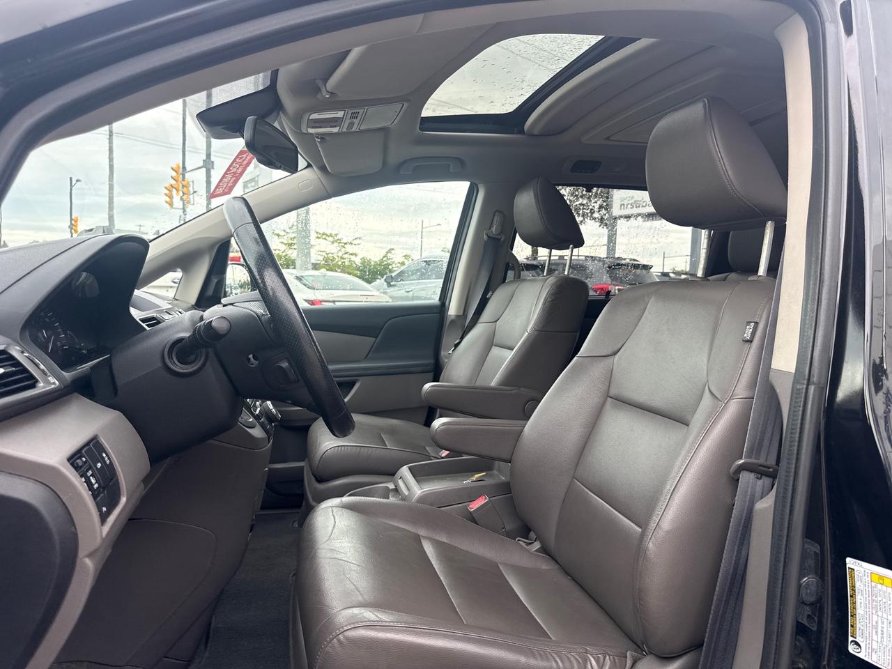 2016 Honda Odyssey Touring (A6) Passenger Van Photo