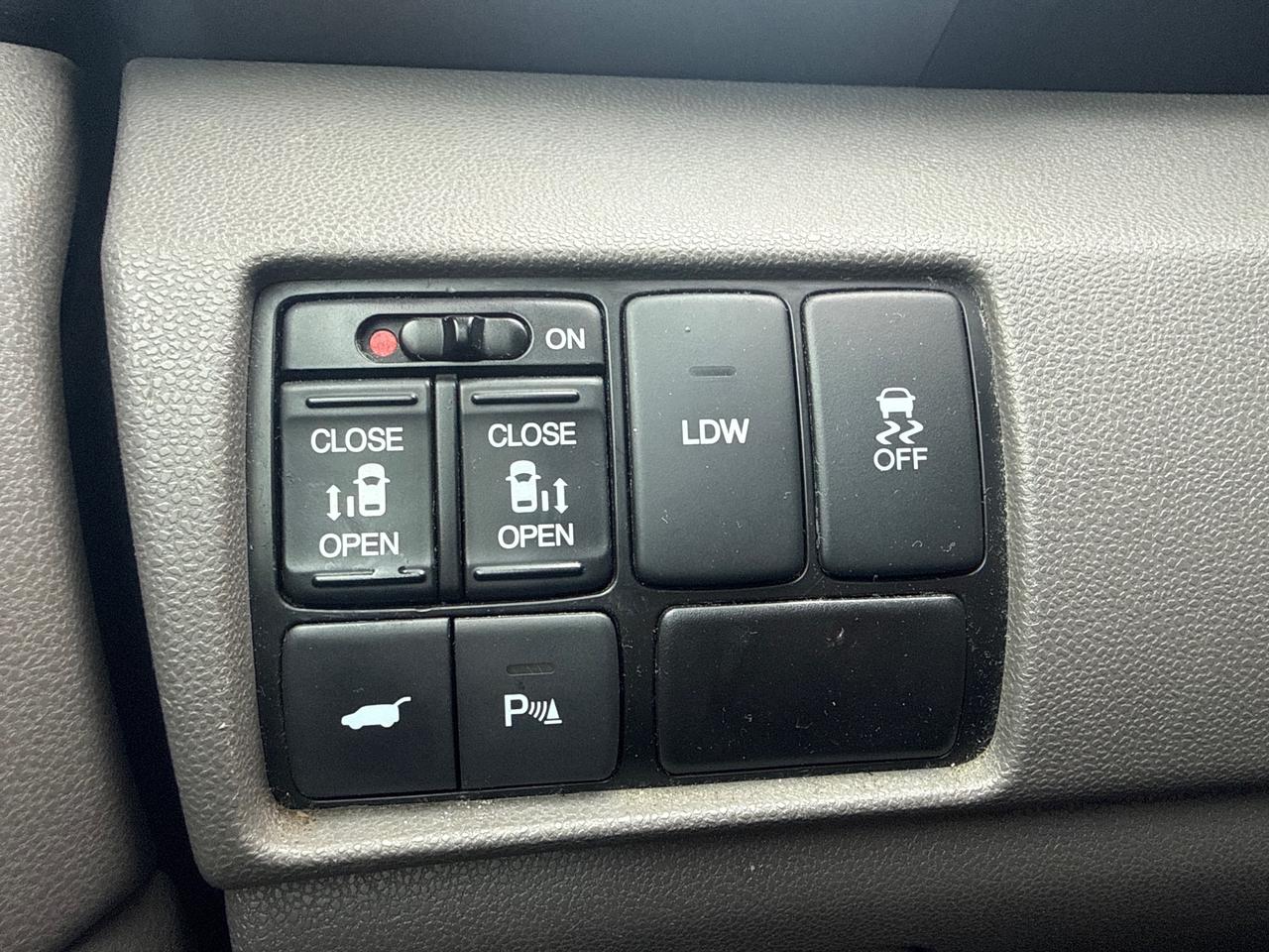 2016 Honda Odyssey Touring (A6) Passenger Van Photo