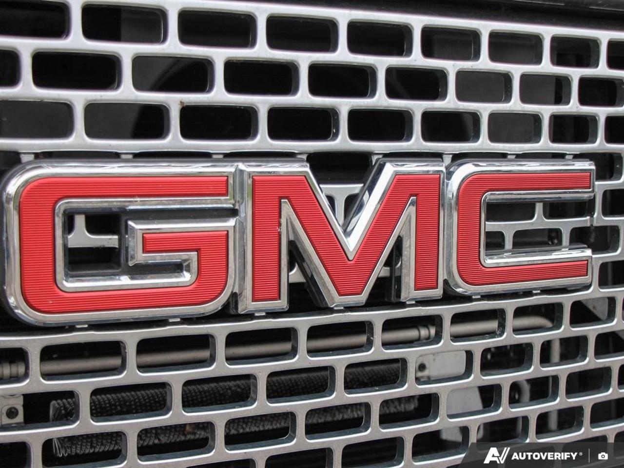 2016 GMC SIERRA 2500HD 4WD Crew Cab Standard Box Denali Photo