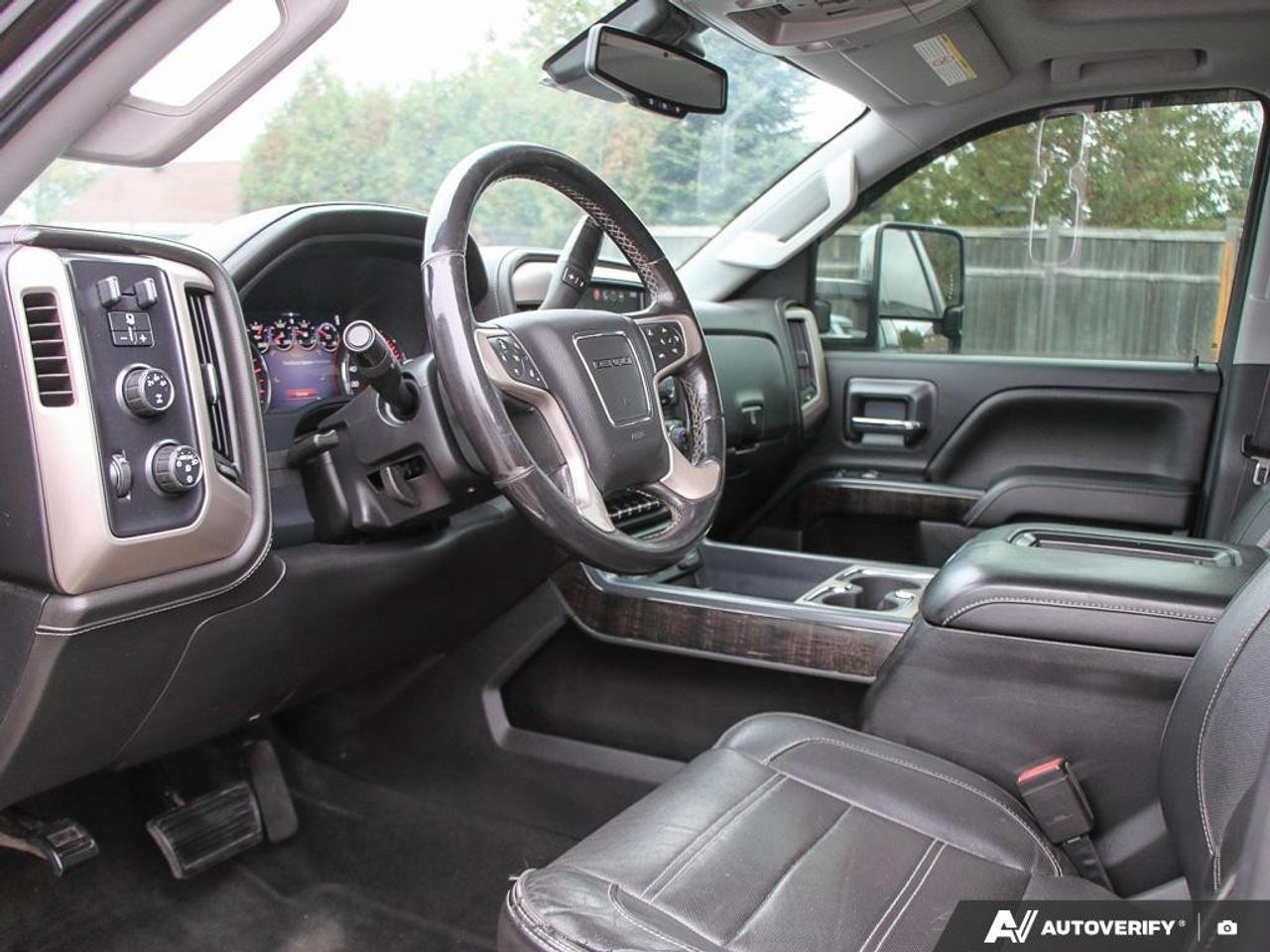 2016 GMC SIERRA 2500HD 4WD Crew Cab Standard Box Denali Photo