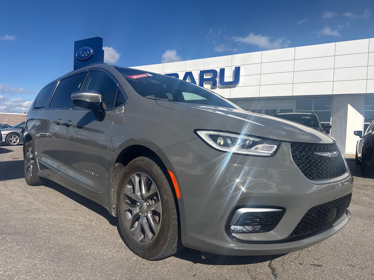 2023 Chrysler Pacifica Hybrid Pinnacle Passenger Van Photo0