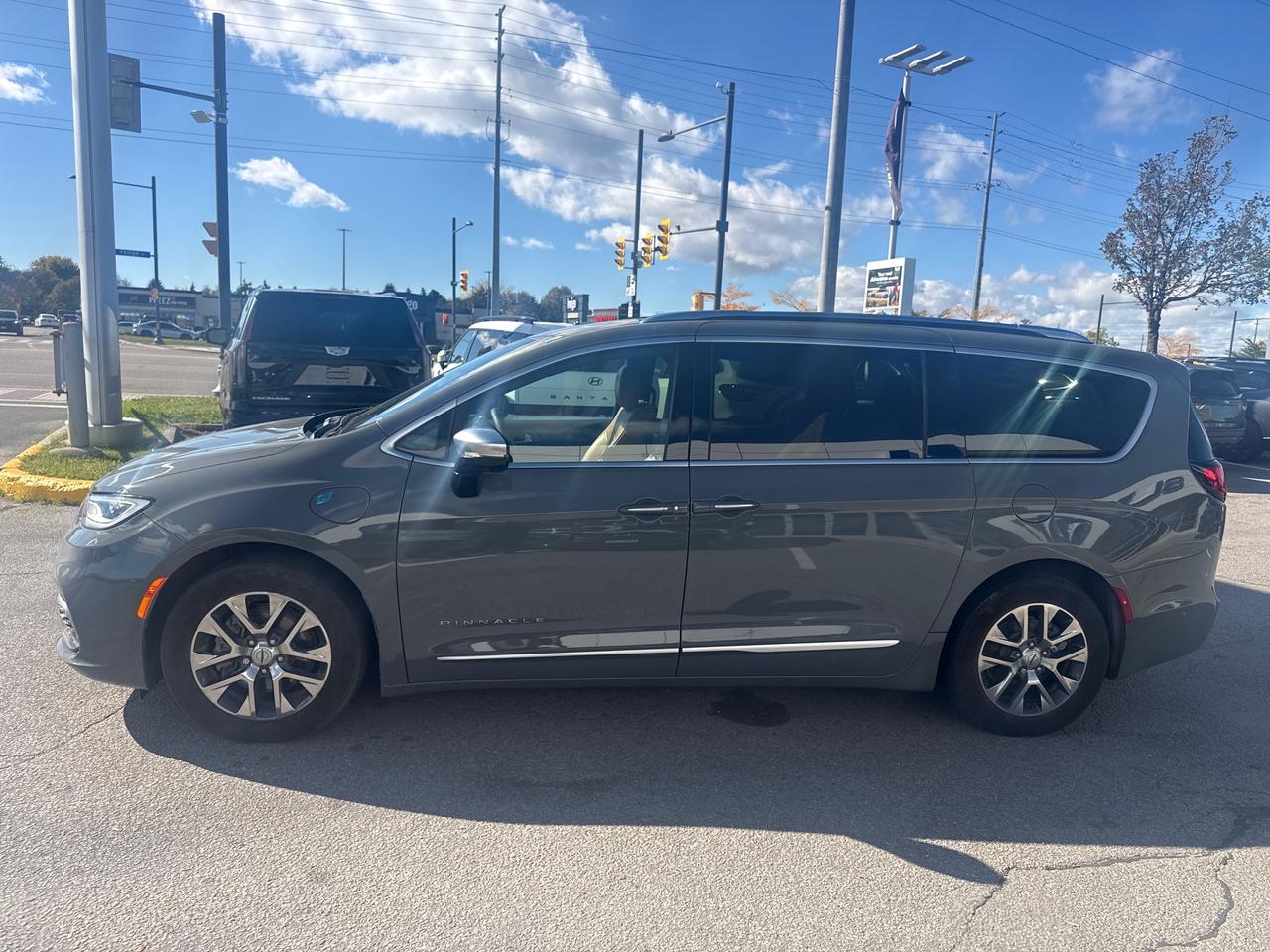 2023 Chrysler Pacifica Hybrid Pinnacle Passenger Van Photo
