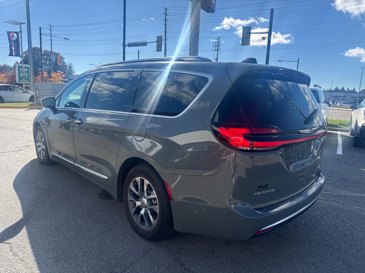2023 Chrysler Pacifica Hybrid Pinnacle Passenger Van Photo