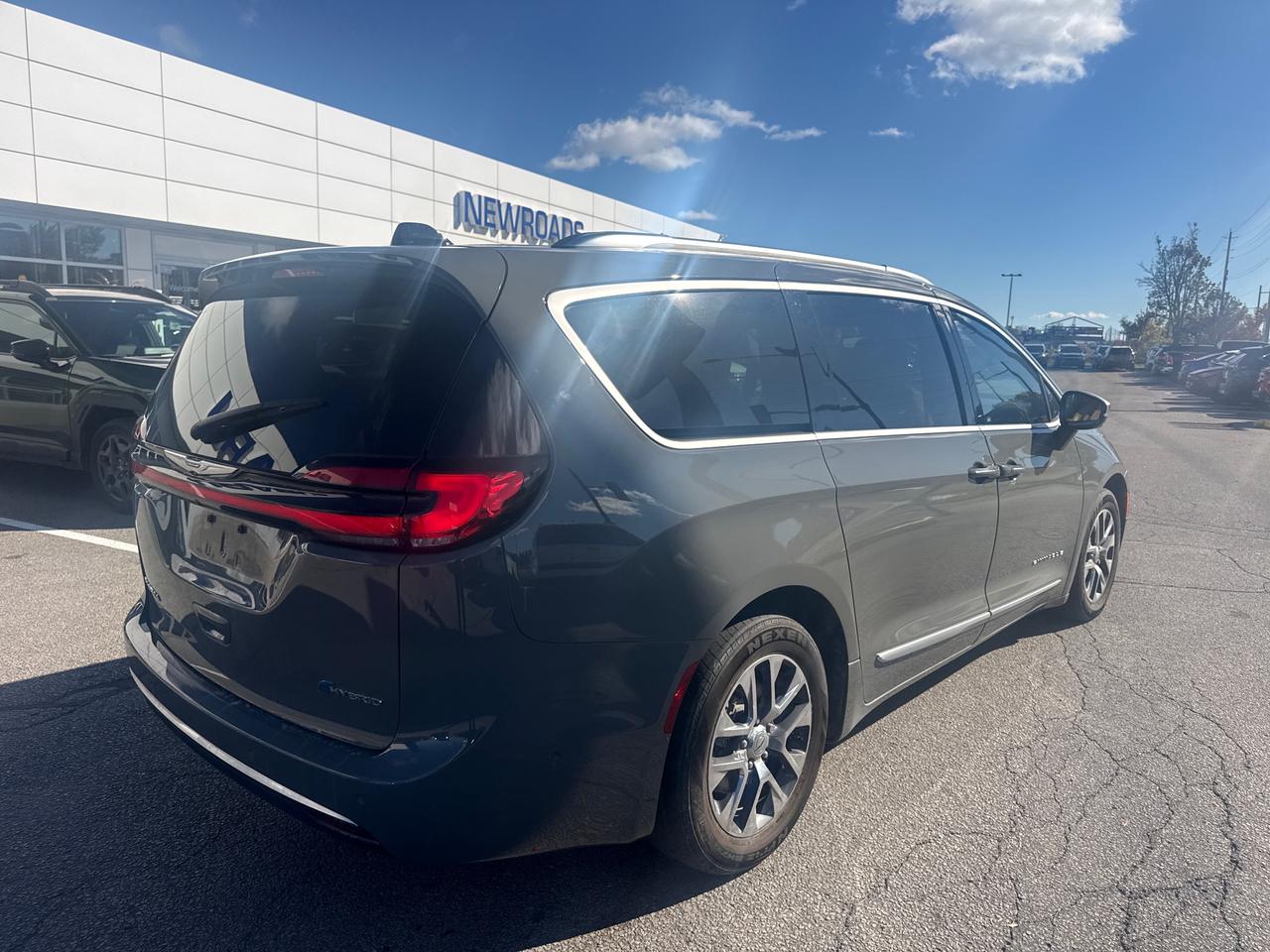 2023 Chrysler Pacifica Hybrid Pinnacle Passenger Van Photo