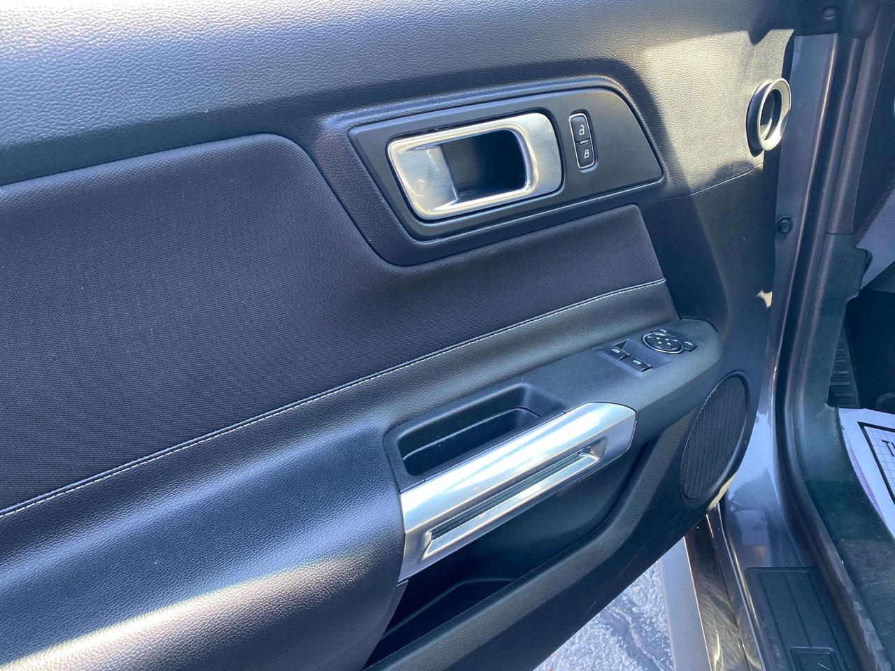 2021 Ford Mustang GT, 5 LITER, 6 SPEED MANUAL, 91 000 KMS! Photo