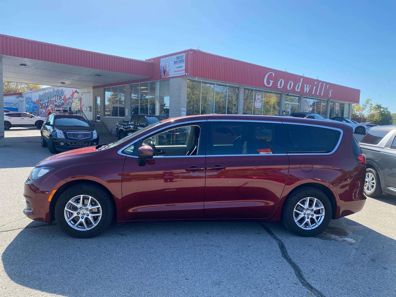2022 Chrysler Grand Caravan SXT, CLEAN CARFAX, POWER DOORS, REMOTE START! Photo