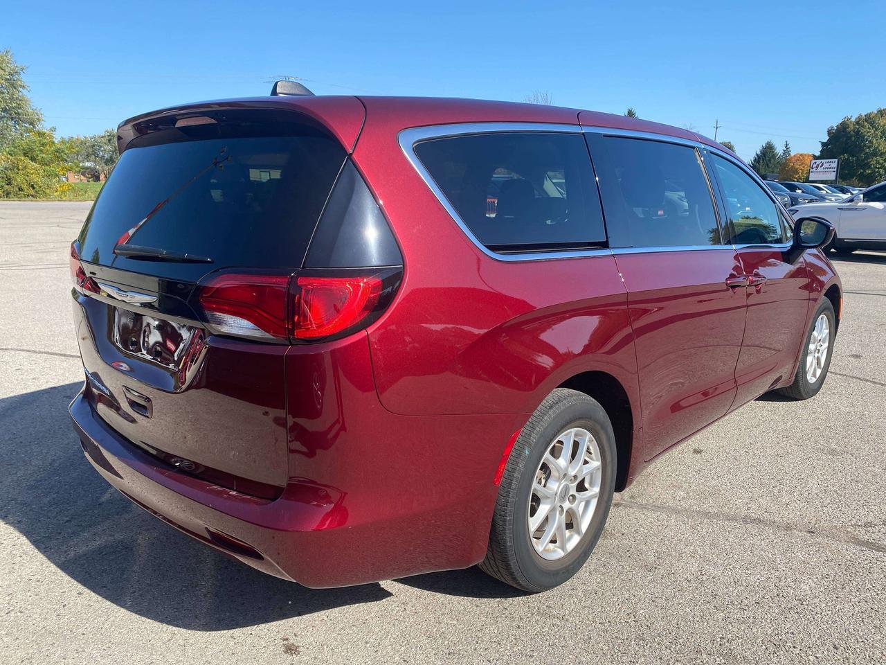 2022 Chrysler Grand Caravan SXT, CLEAN CARFAX, POWER DOORS, REMOTE START! Photo