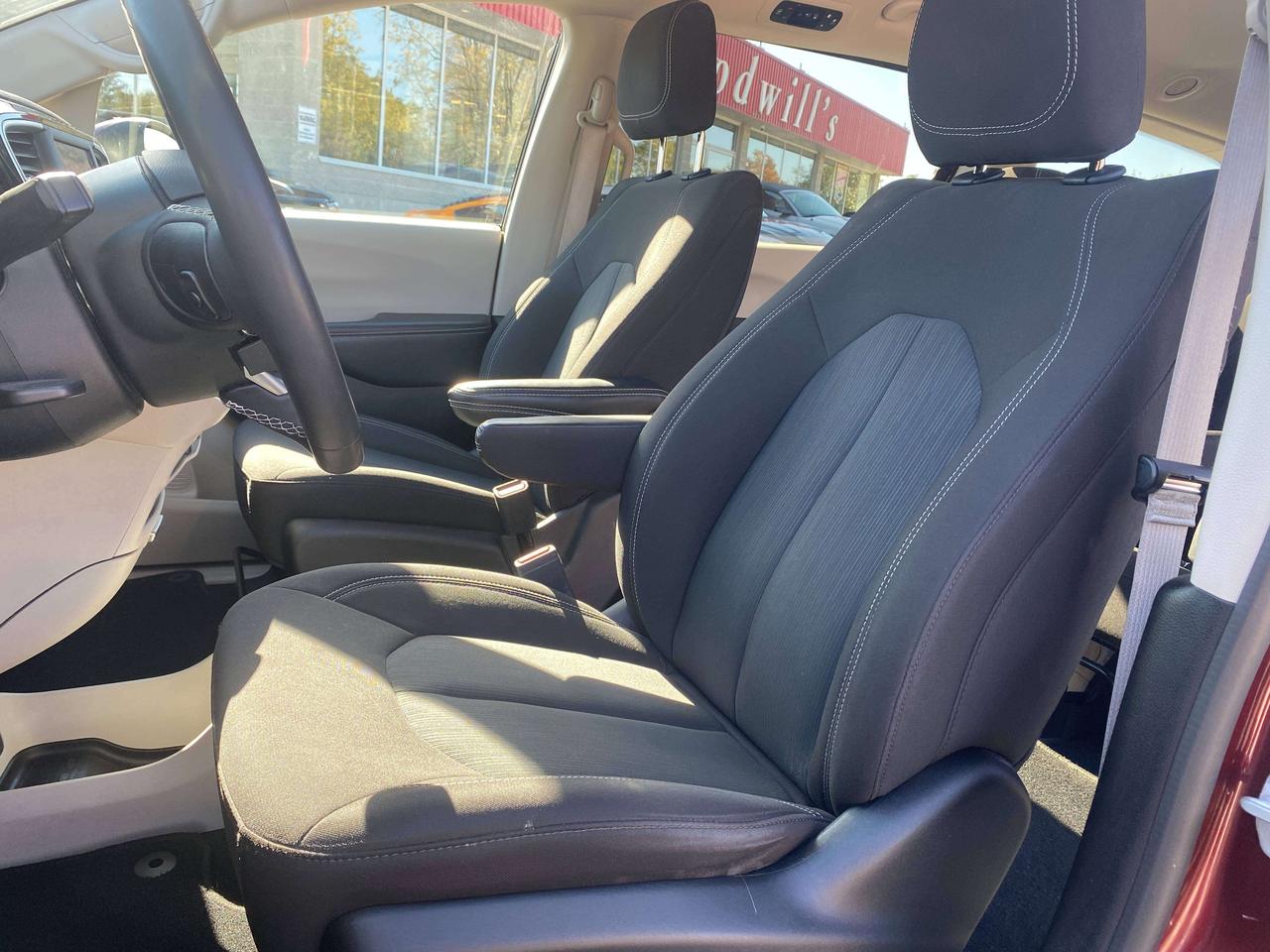 2022 Chrysler Grand Caravan SXT, CLEAN CARFAX, POWER DOORS, REMOTE START! Photo