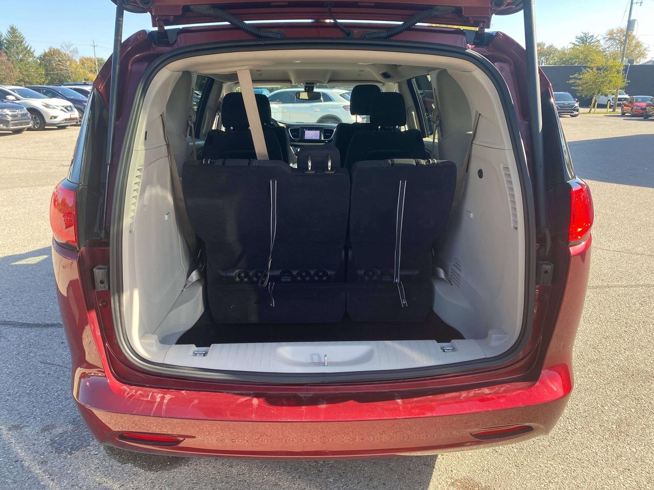 2022 Chrysler Grand Caravan SXT, CLEAN CARFAX, POWER DOORS, REMOTE START! Photo