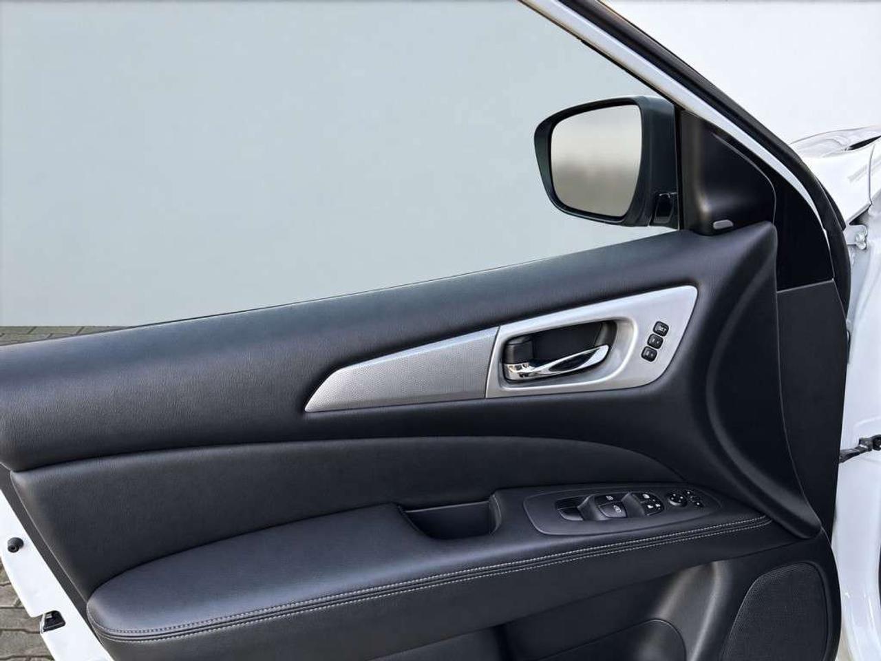 2019 Nissan Pathfinder LS / 7 Passenger / AWD / Leather / Sunroof / NAVI / Backup Cam / Heated Seats Photo