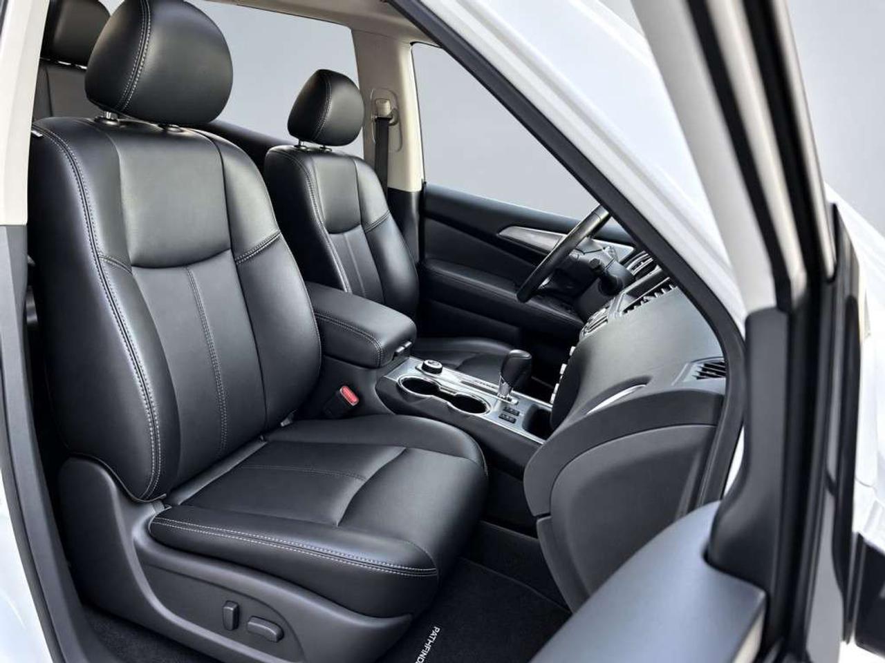 2019 Nissan Pathfinder LS / 7 Passenger / AWD / Leather / Sunroof / NAVI / Backup Cam / Heated Seats Photo
