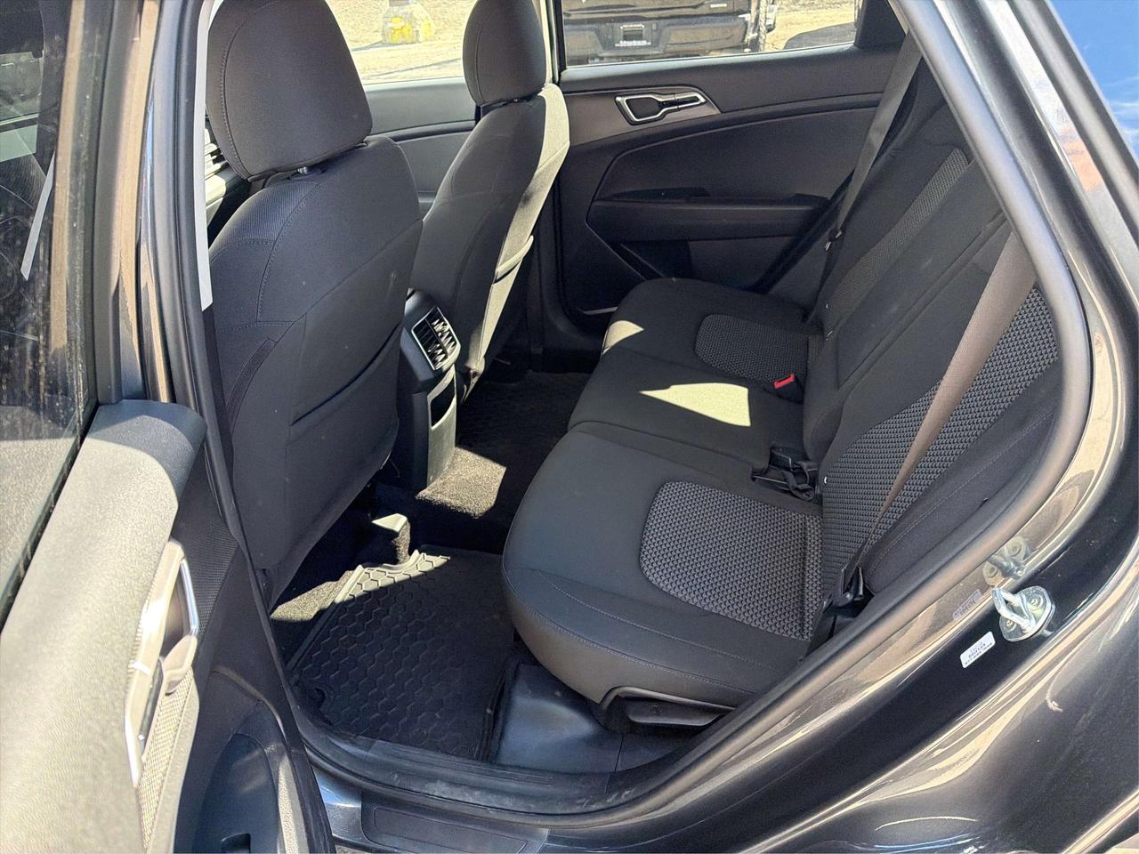 2025 Kia Sportage LX/CARPLAY/LOW KM/BUPCAM/WE FINANCE ALL CREDIT! Photo