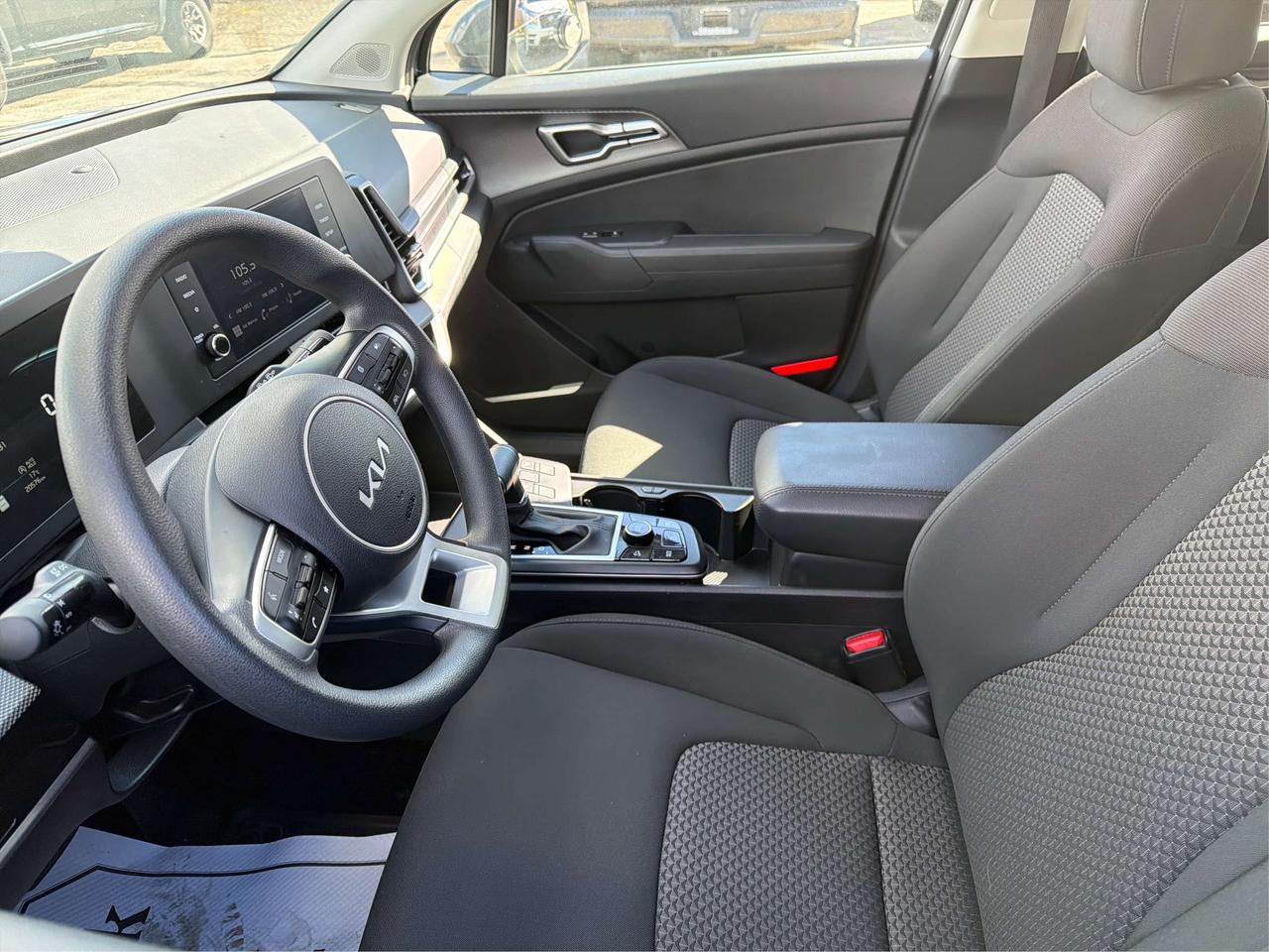 2025 Kia Sportage LX/CARPLAY/LOW KM/BUPCAM/WE FINANCE ALL CREDIT! Photo