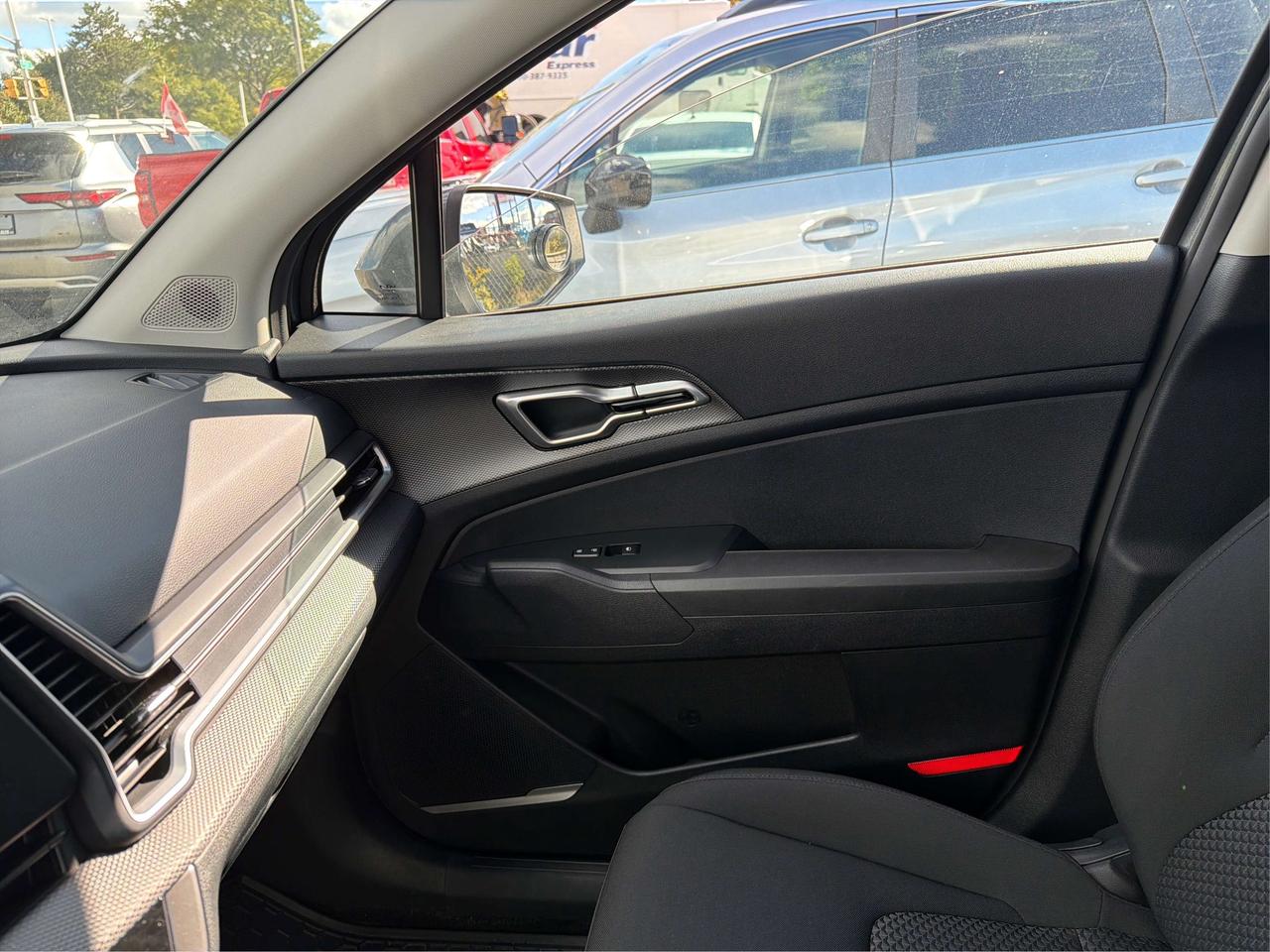 2025 Kia Sportage LX/CARPLAY/LOW KM/BUPCAM/WE FINANCE ALL CREDIT! Photo
