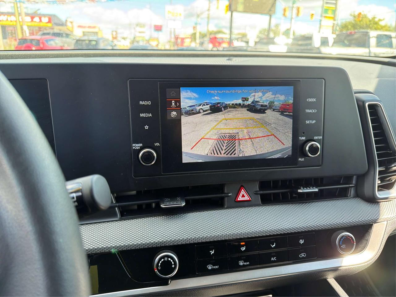 2025 Kia Sportage LX/CARPLAY/LOW KM/BUPCAM/WE FINANCE ALL CREDIT! Photo